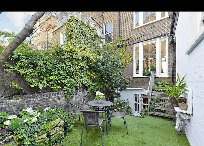 Chelsea Snug With Garden